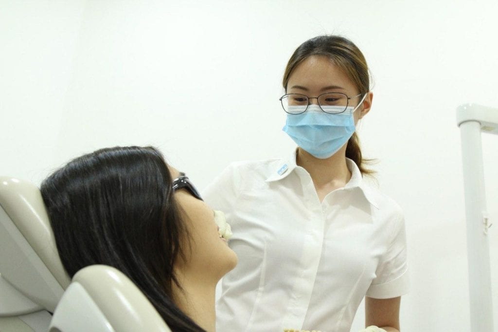 Dr Li Kexin Assessing teeth