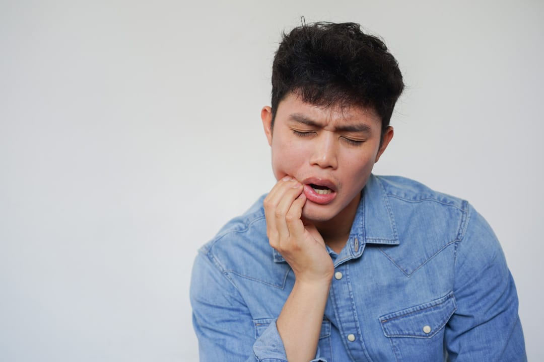 mouth pain due to trauma caused by a dental veneer