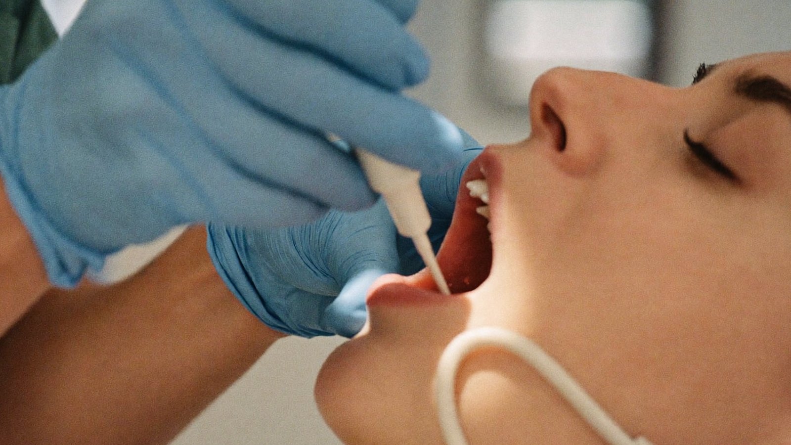 Ultrasonic scaler removing tartar from below the gum margin during gum treatment